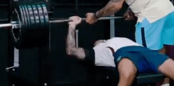 曼联铁卫卧推130公斤征服球迷！有望提前复出，此前曾担心今年报销