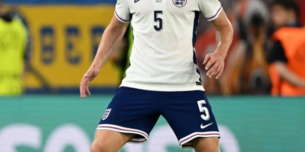 记者：利物浦密切关注图卢兹22岁英格兰中卫查理-克雷斯韦尔