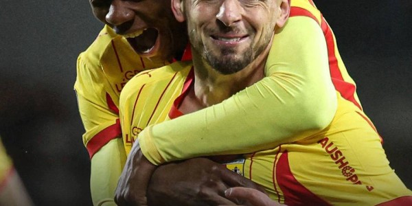 朗斯逆转3-1夺冠，法甲榜首易主！黑马强势崛起，大巴黎失去王座